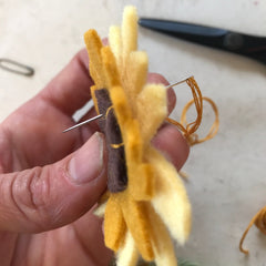 free sewing tutorial: sunflower pin