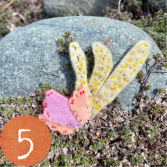 plant-dyed wool felt flower pins (new batch!)