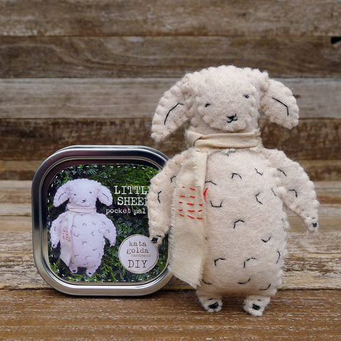 Kata Golda} DIY Felt Animal Kit :: Bunnies and Carrot – Ellington & French