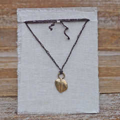 single charm necklace: leaf