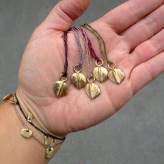 single charm necklace: leaf