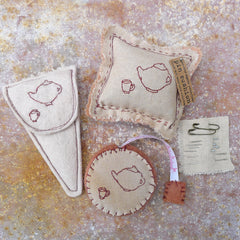 tape measure: tea-dyed/tea set